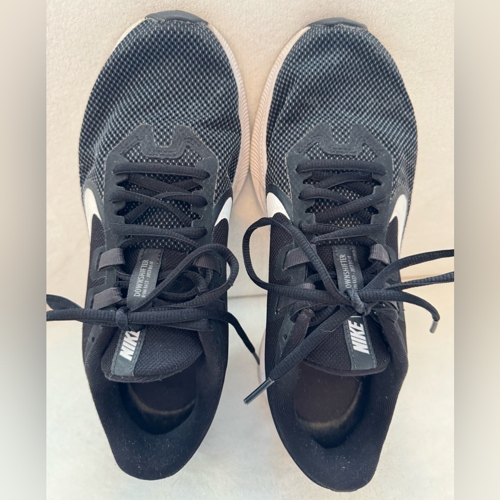 Nike Women’s Downshifter Black & White Sneaker Tennis Shoes Size 8.5M - Picture 3 of 7